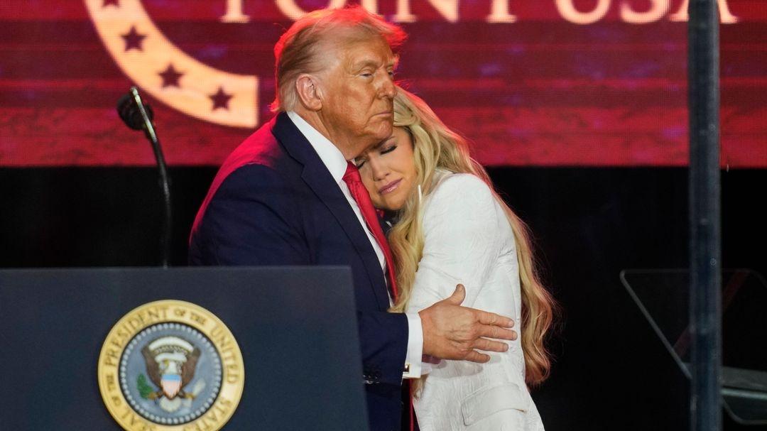 US-Präsident Donald Trump (l) umarmt Erika Kirk bei der Trauerfeier für ihren Mann, den konservativen Aktivisten Charlie Kirk.