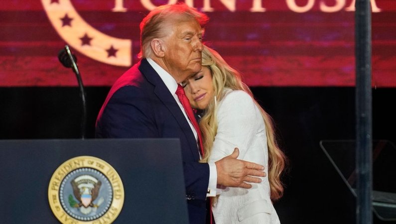 US-Präsident Donald Trump (l) umarmt Erika Kirk bei der Trauerfeier für ihren Mann, den konservativen Aktivisten Charlie Kirk. | Bild: dpa-Bildfunk/John Locher US-Präsident Donald Trump (l) umarmt Erika Kirk bei der Trauerfeier für ihren Mann, den konservativen Aktivisten Charlie Kirk.