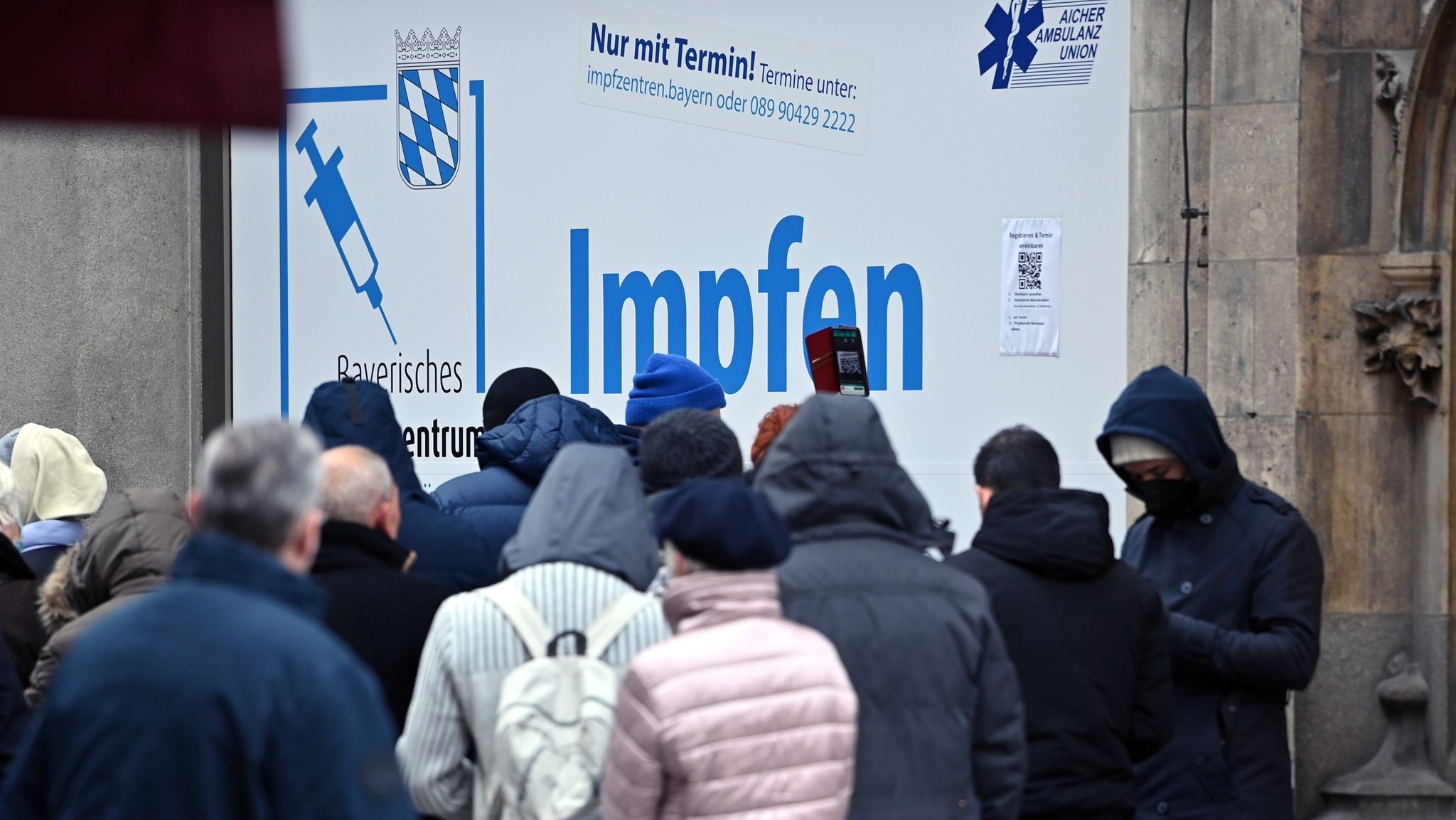 Lange Schlangen impfwilliger Personen,Menschenansammlung vor dem Impfzentrum der Stadt Muenchen im Rathaus am Marienplatz.