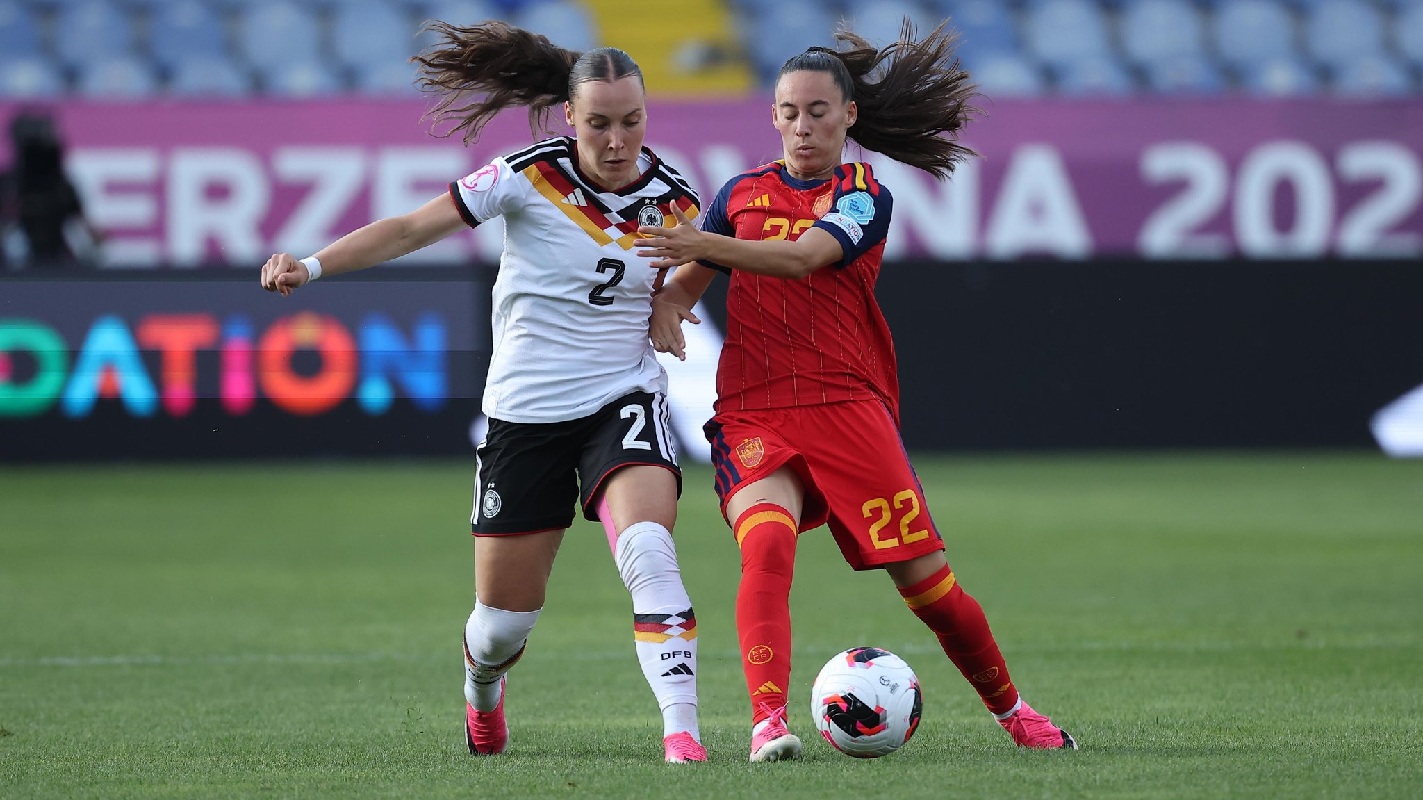 Felicia Sträßer im Zweikampf mit Rosalia Dominguez