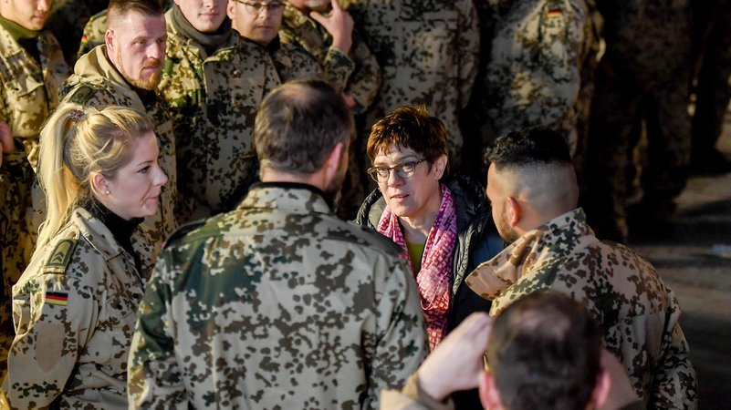 Verteidigungsministerin Kramp-Karrenbauer mit Bundeswehrsoldaten in Afghanistan