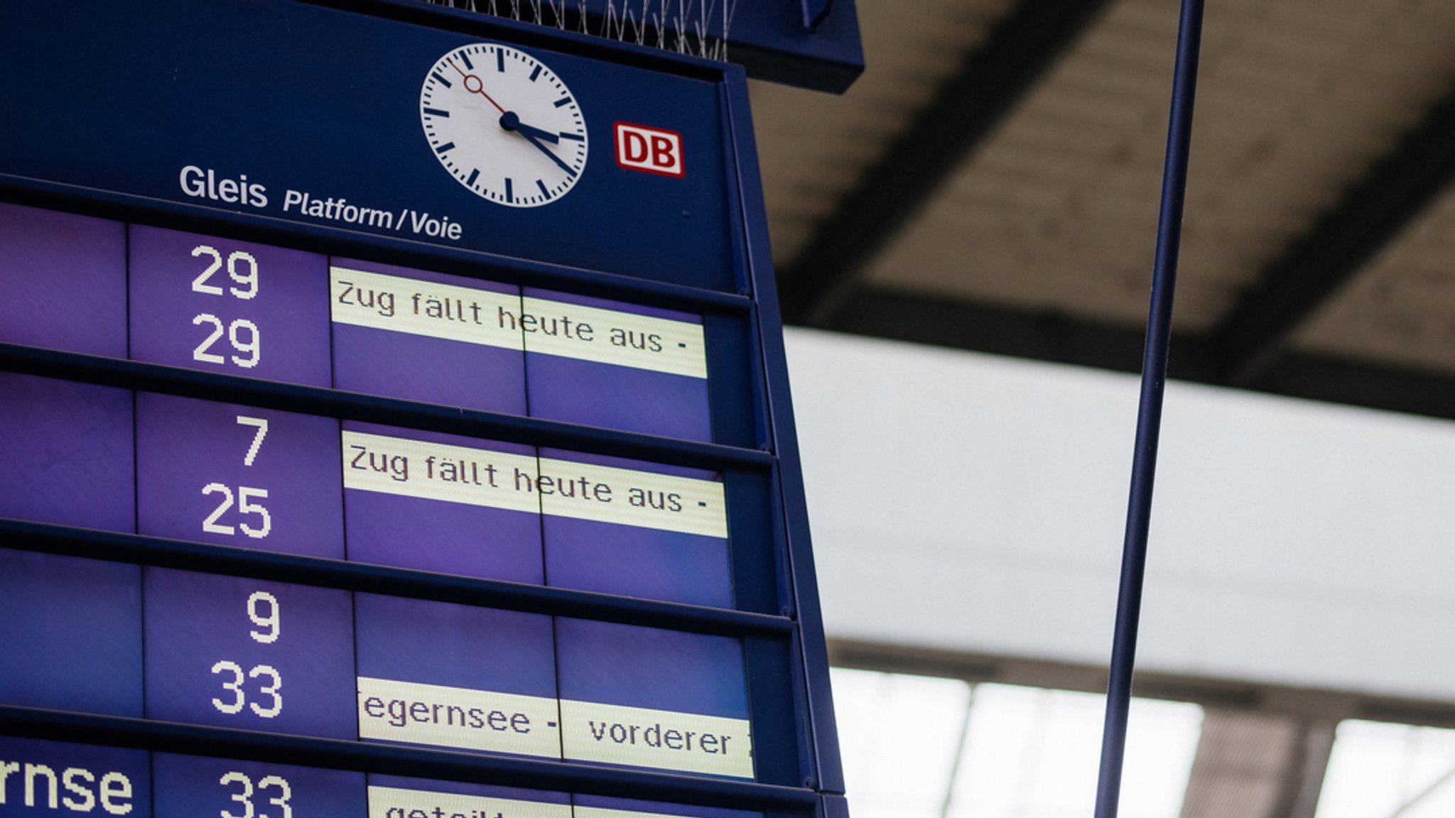 Eine Anzeigetafel der Bahn zeigt ausgefallene Züge