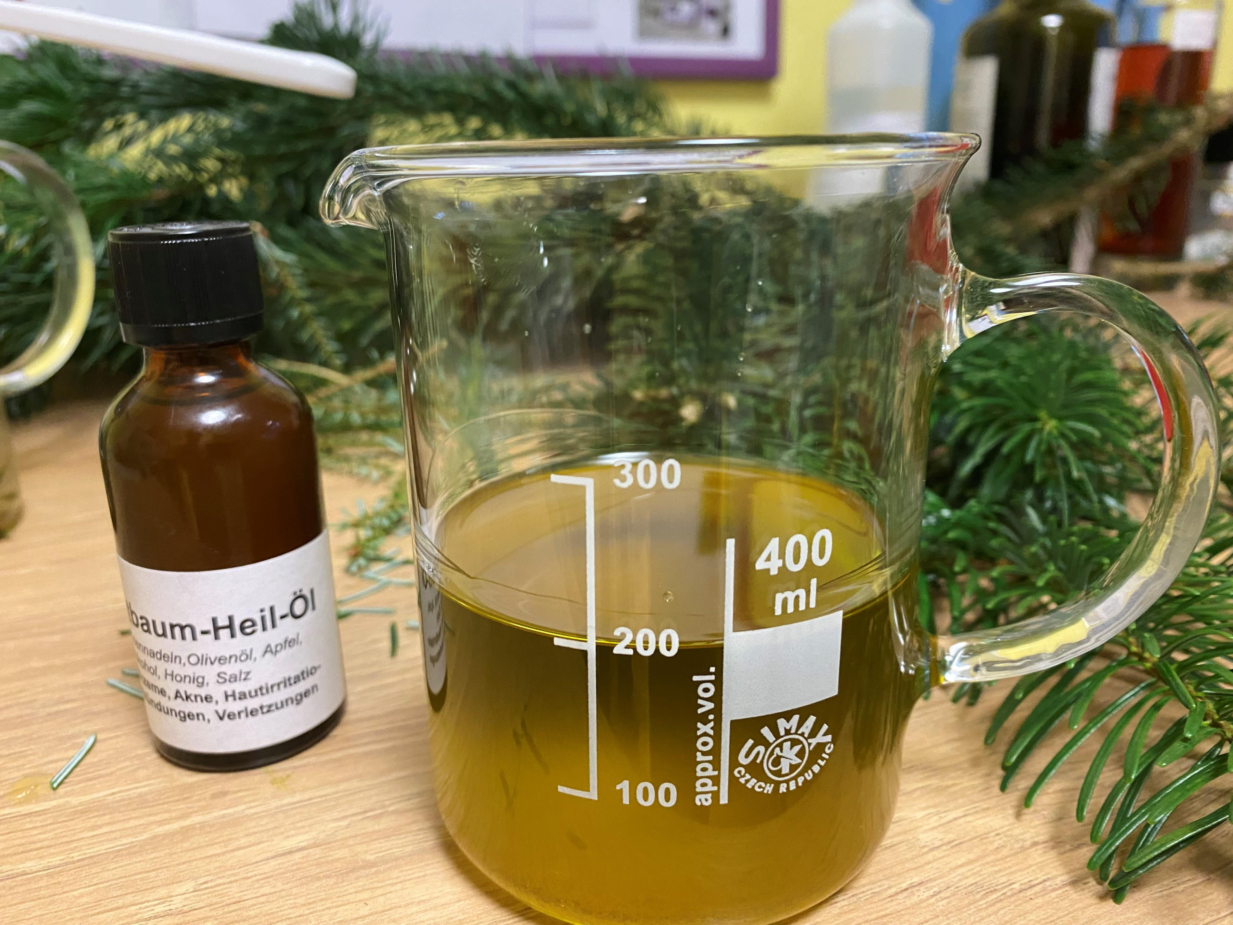 Ein braunes Fläschchen mit der Aufschrift Christbaum-Heil-Öl.