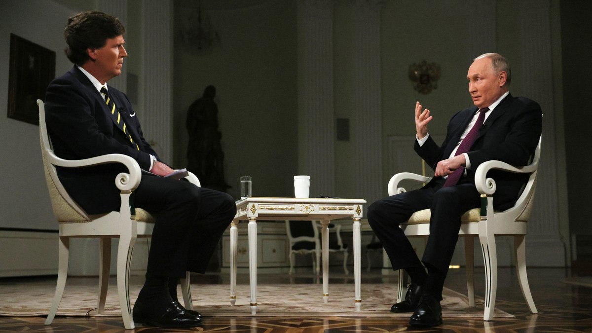 Die beiden Gesprächspartner auf weiß lackierten Stilmöbel-Sesseln im Kreml