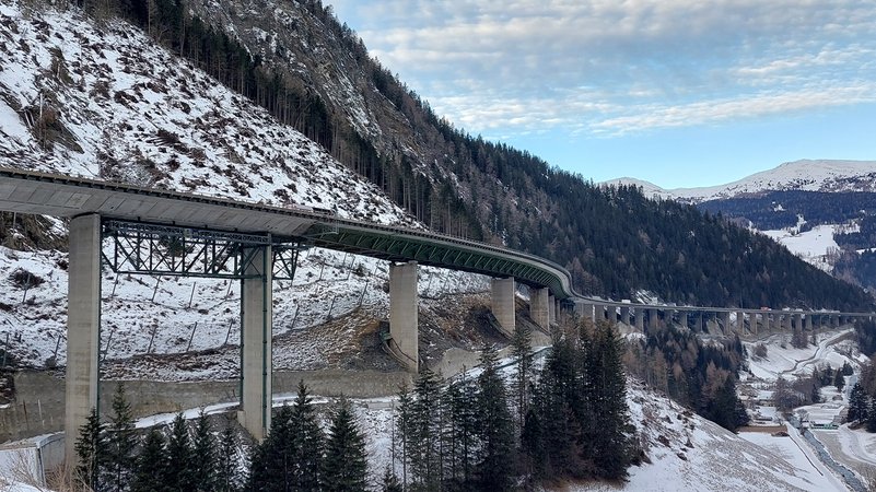 Die zwei Kilometer lange Luegbrücke bei Gries am Brenner | Bild: BR / Solfrank Die zwei Kilometer lange Luegbrücke bei Gries am Brenner