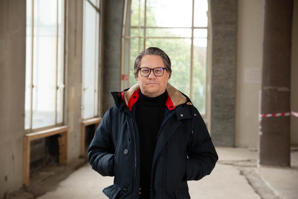 Der Intendant steht im Foyer des Hauses