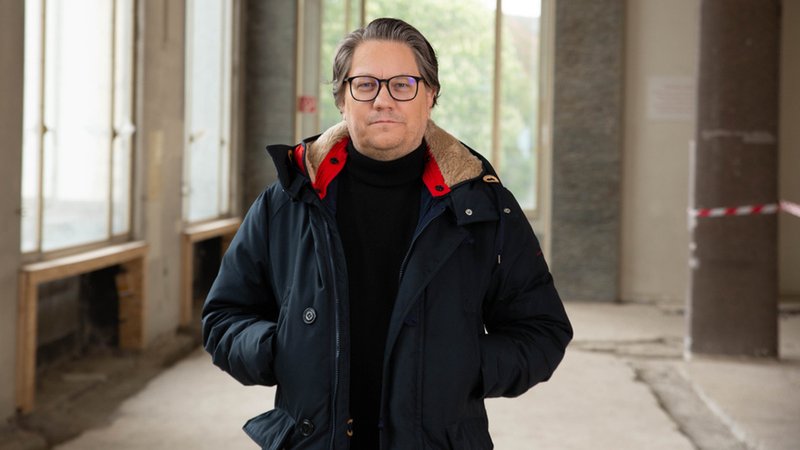 Der Intendant steht im Foyer des Hauses | Bild: Marko Petz/Staatstheater Augsburg Der Intendant steht im Foyer des Hauses