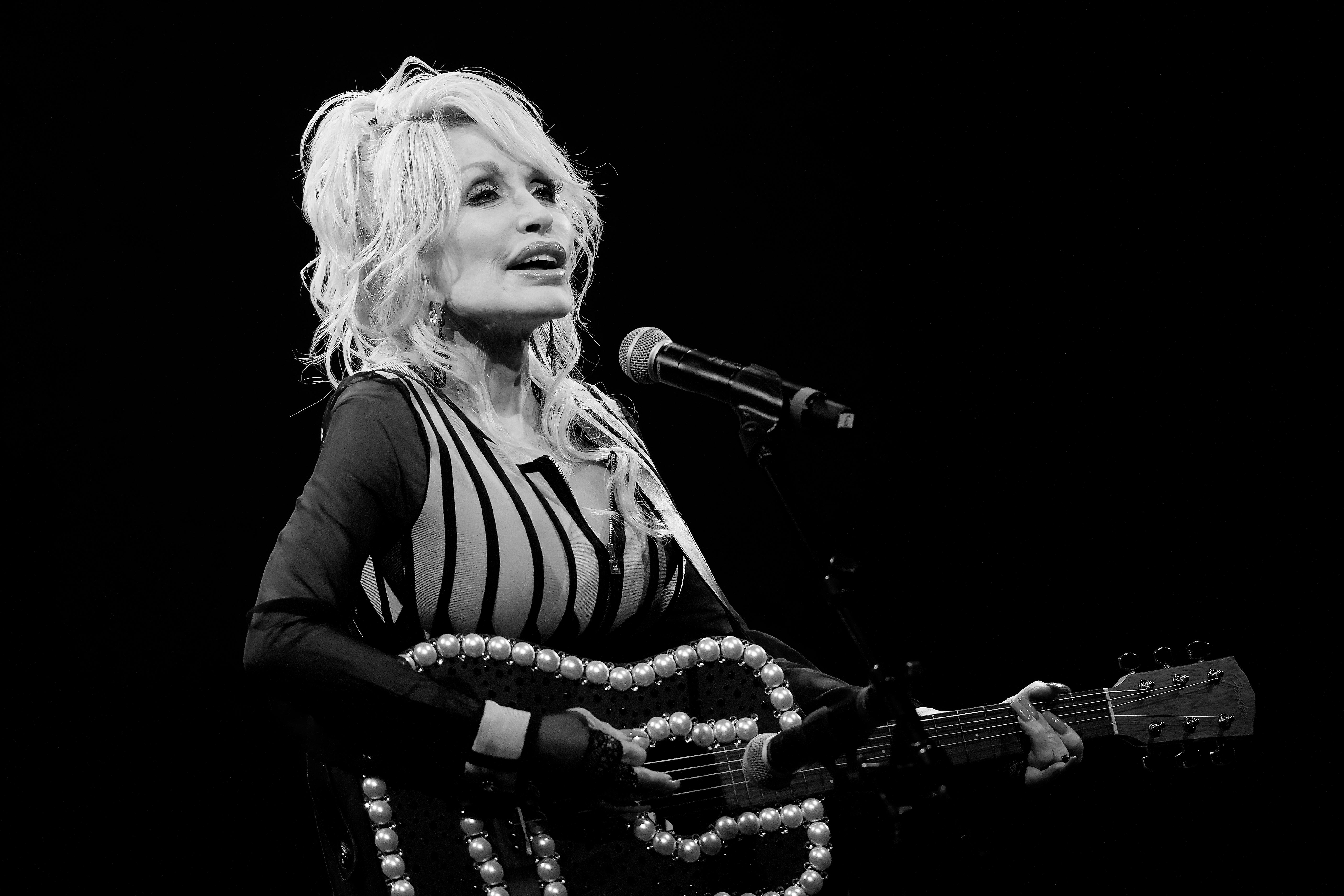 (Archivbild) Schwarz-weiß Aufnahme von US-Countrysängerin Dolly Parton | Bild:picture alliance / ASSOCIATED PRESS | Charlie Riedel