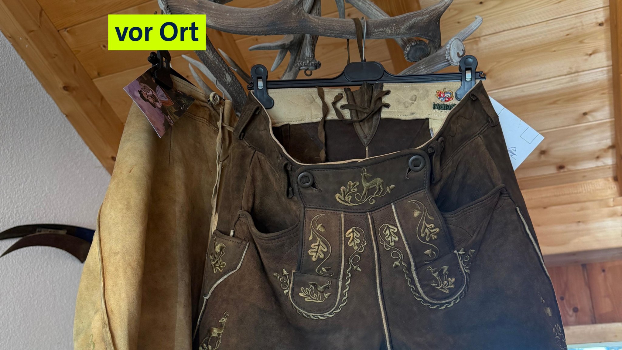 Zwei Lederhosen hängen an einem Bügel zum Trocknen auf. Thomas Greiner aus Vograreuth hat eine kuriose Nebenbeschäftigung: Er ist Lederhosenwascher. | Bild: Bayerischer Rundfunk 2026 Zwei Lederhosen hängen an einem Bügel zum Trocknen auf. Thomas Greiner aus Vograreuth hat eine kuriose Nebenbeschäftigung: Er ist Lederhosenwascher.