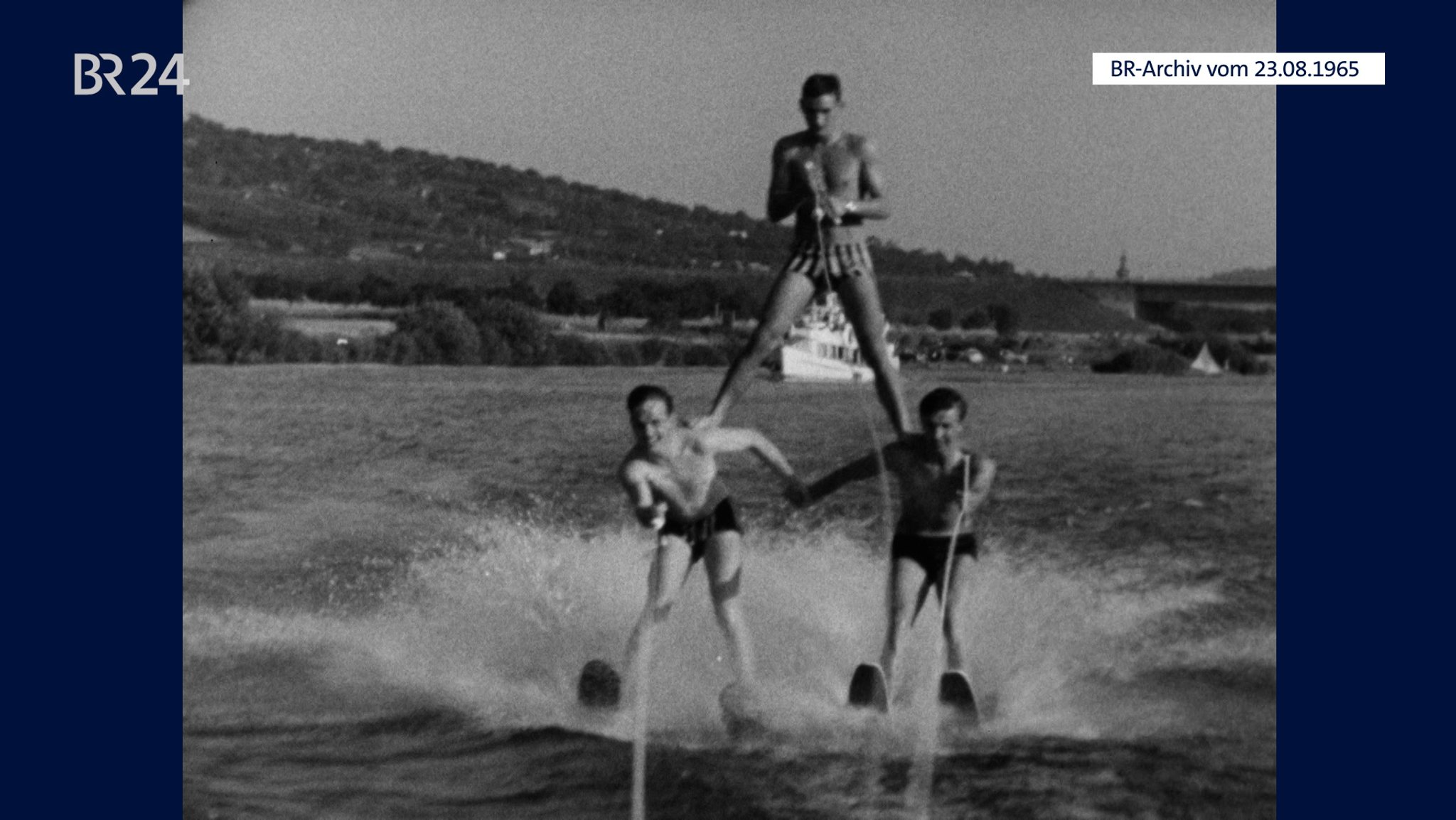 Drei Männer in Formation beim Wasserski