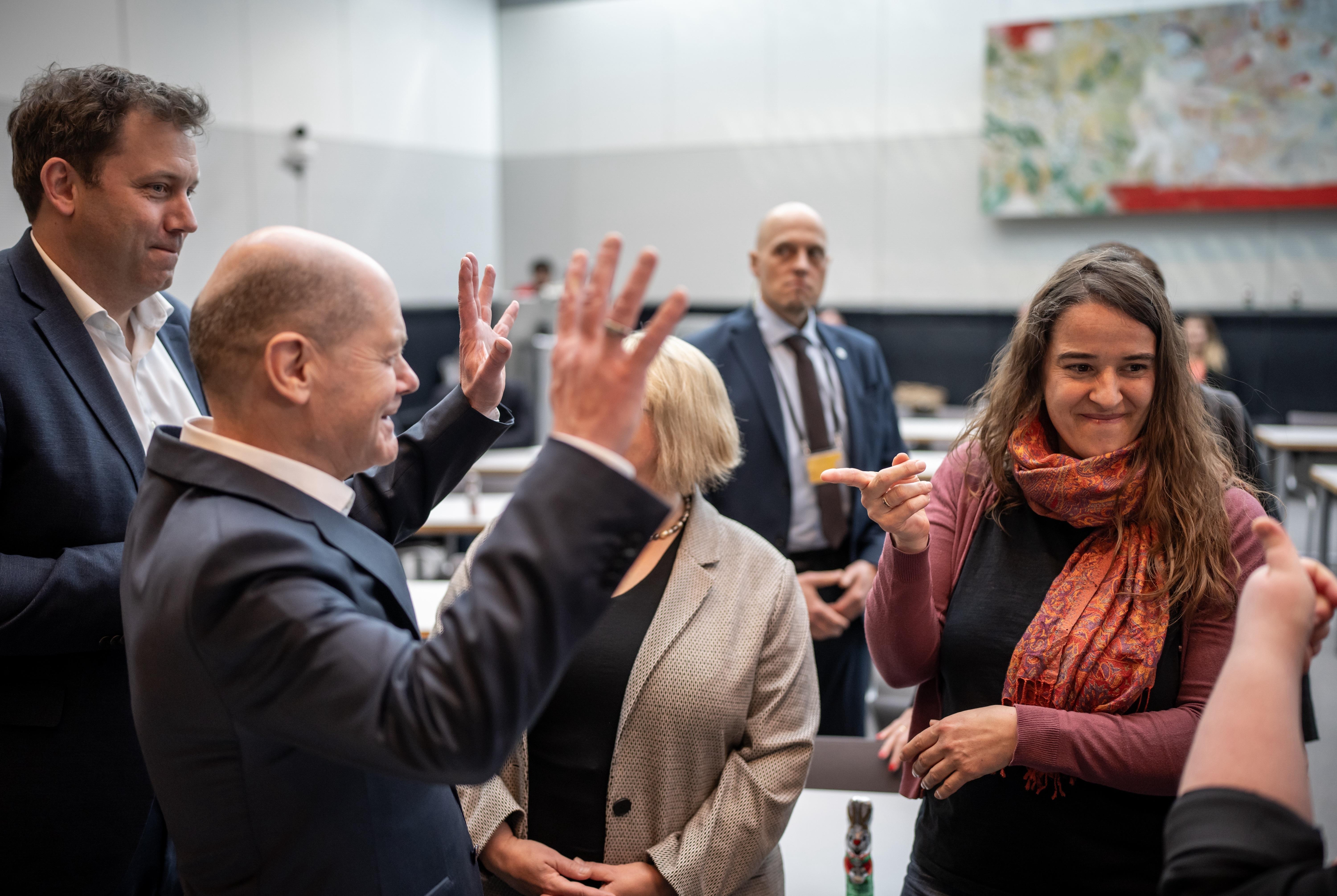 Bundeskanzler Olaf Scholz (SPD, 2.v.l) begrüßt Heike Heubach (SPD, r) zu Beginn der wöchentlichen Fraktionssitzung. Heike Heubach zieht künftig als erste gehörlose Bundestagsabgeordnete in das Parlament ein. (19.03.2024)