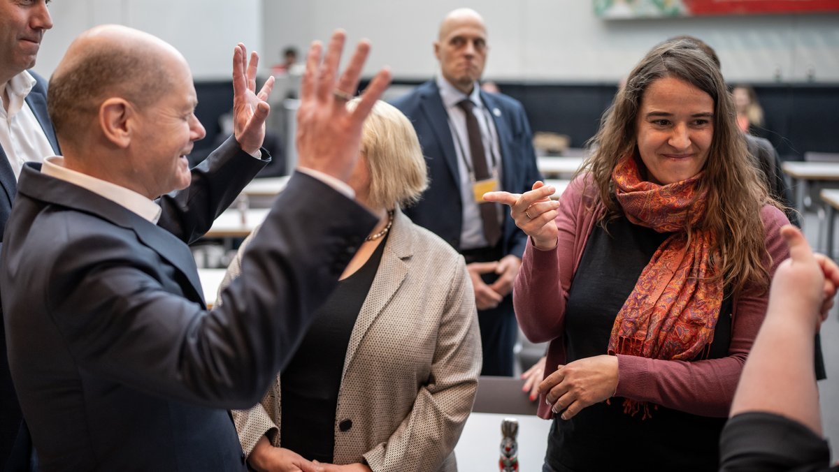 Bundeskanzler Olaf Scholz (SPD, 2.v.l) begrüßt Heike Heubach (SPD, r) zu Beginn der wöchentlichen Fraktionssitzung. Heike Heubach zieht künftig als erste gehörlose Bundestagsabgeordnete in das Parlament ein. (19.03.2024)