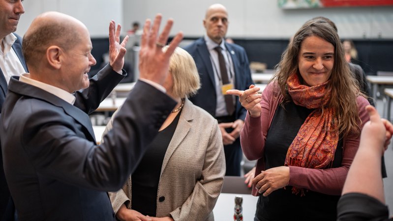 Bundeskanzler Olaf Scholz (SPD, 2.v.l) begrüßt Heike Heubach (SPD, r) zu Beginn der wöchentlichen Fraktionssitzung. Heike Heubach zieht künftig als erste gehörlose Bundestagsabgeordnete in das Parlament ein. (19.03.2024)