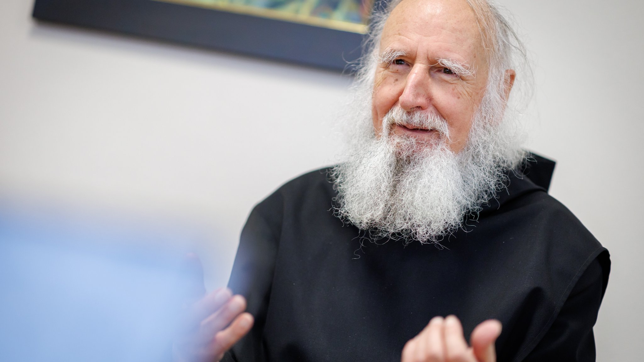 Pater Anselm Grün lächelt.