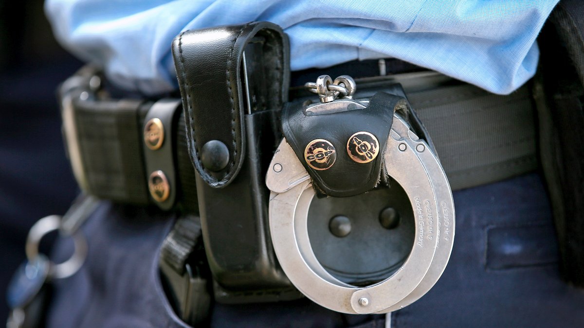 Polizist mit Handschellen am Gürtel