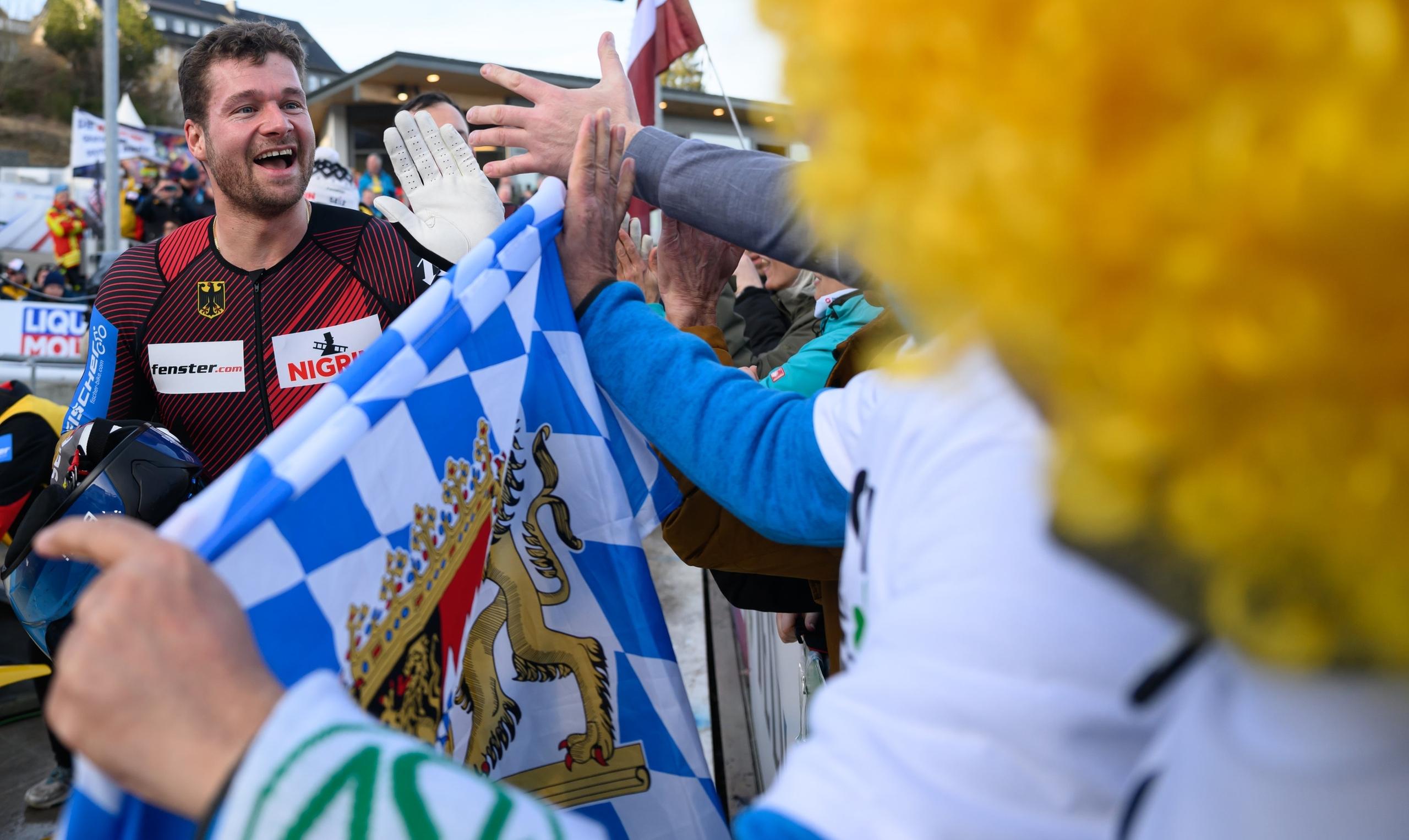 03.03.2024, Nordrhein-Westfalen, Winterberg: Bob: Weltmeisterschaft, Viererbob, Männer, 4. Durchgang. Johannes Lochner aus Deutschland jubelt nach dem zweiten Platz. Foto: Robert Michael/dpa +++ dpa-Bildfunk +++