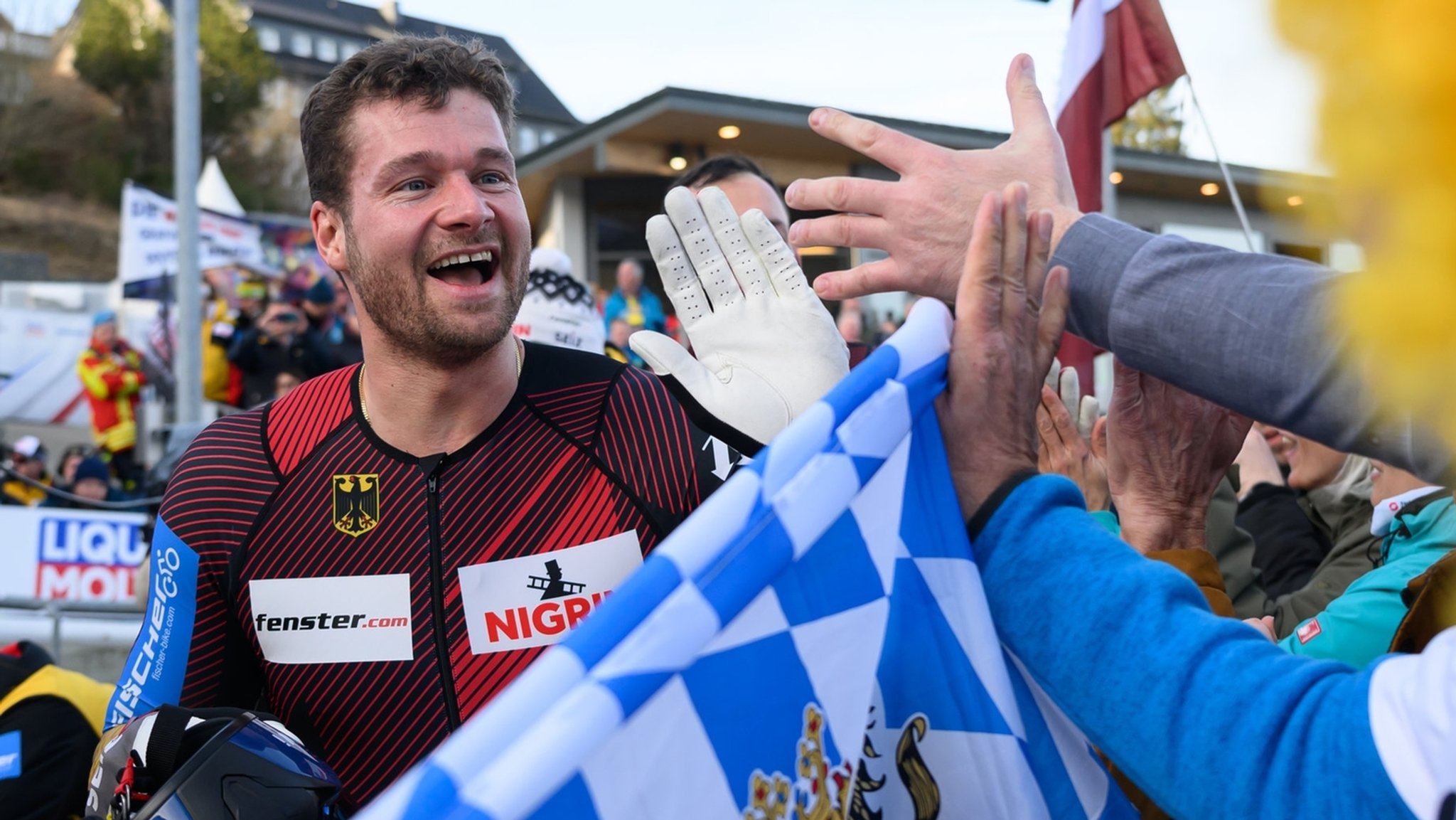 03.03.2024, Nordrhein-Westfalen, Winterberg: Bob: Weltmeisterschaft, Viererbob, Männer, 4. Durchgang. Johannes Lochner aus Deutschland jubelt nach dem zweiten Platz. Foto: Robert Michael/dpa +++ dpa-Bildfunk +++