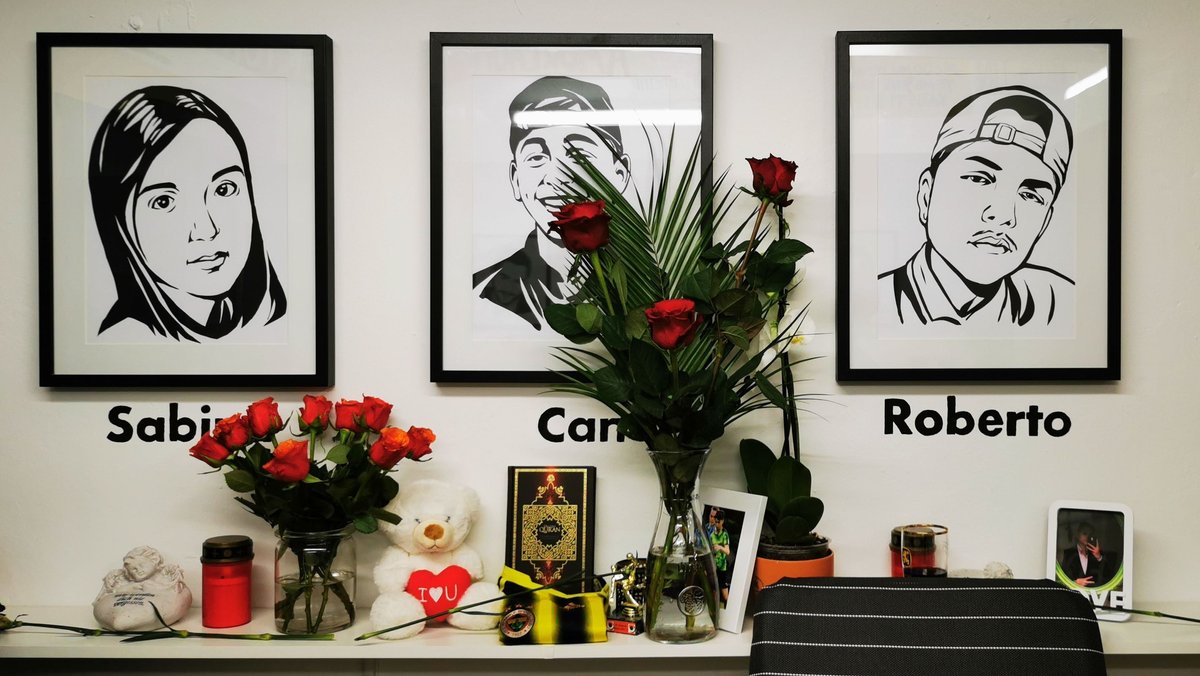 Fotos der getöteten Jugendlichen an den Wänden des Gedenkraumes.