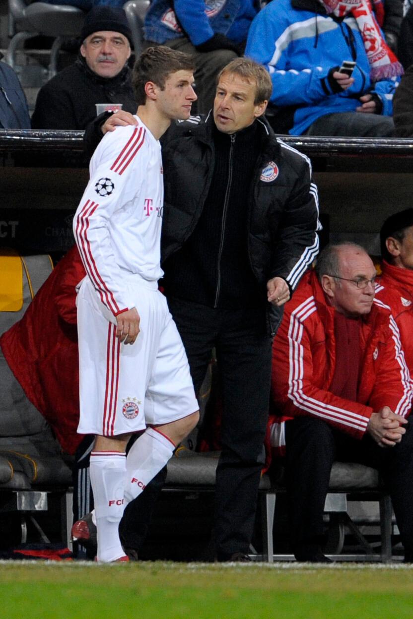 Trainer Jürgen Klinsmann (rechts) mit dem jungen Thomas Müller