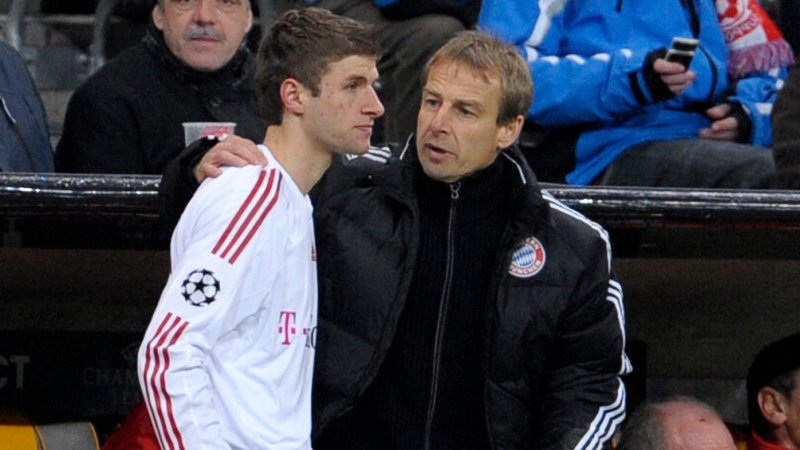 Trainer Jürgen Klinsmann (rechts) mit dem jungen Thomas Müller | Bild: picture-alliance / dpa Trainer Jürgen Klinsmann (rechts) mit dem jungen Thomas Müller