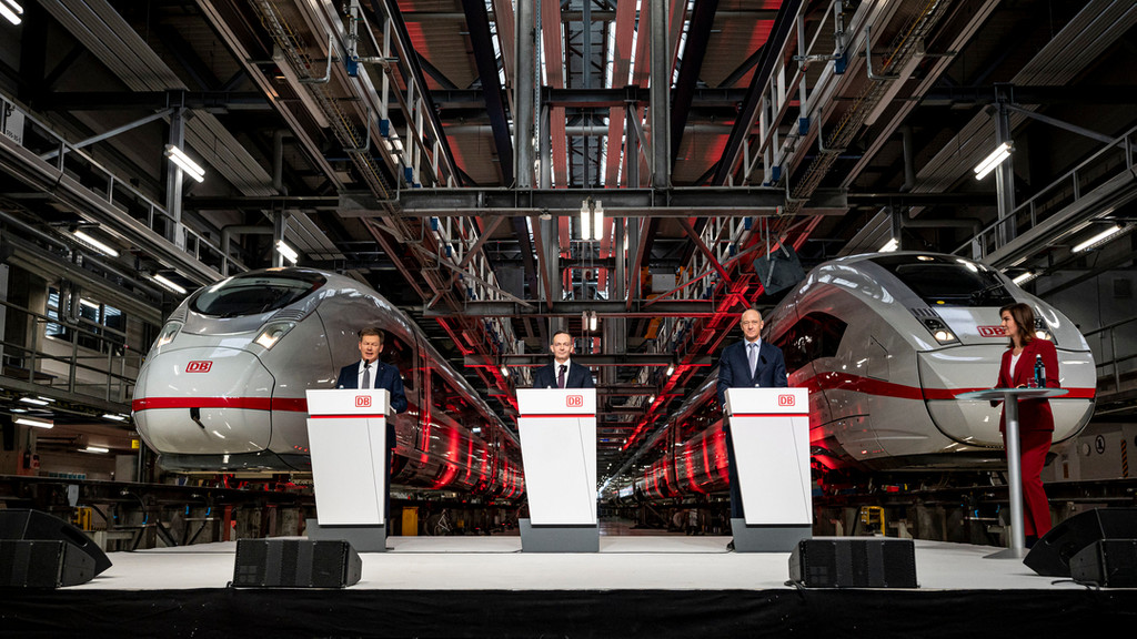 Richard Lutz (l-r), Vorstandsvorsitzender der Deutschen Bahn, Volker Wissing (FDP), Bundesminister für Verkehr und Digitales, und Roland Busch, vorsitzender der Siemens AG, nehmen an der Präsentation des ICE 3neo der Deutschen Bahn teil. 