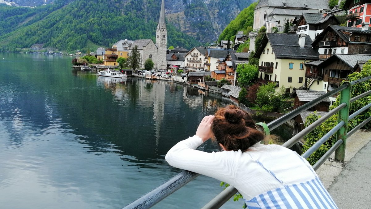 Eine Touristin fotografiert den Hallstätter See.