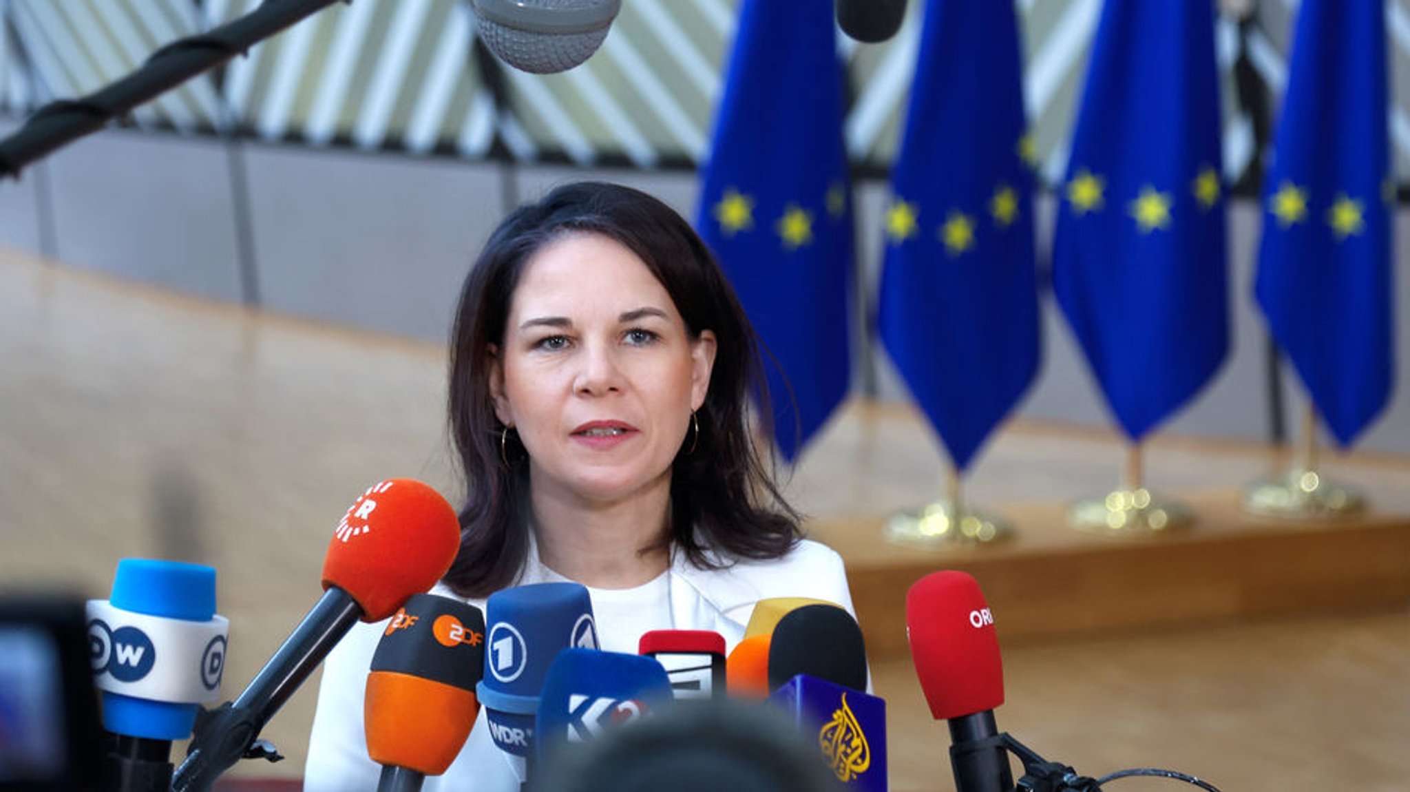 18.11.2024, Belgien, Brüssel: Annalena Baerbock (Bündnis90/Die Grünen), Außenministerin, spricht zu den Medien vor einem Treffen der EU-Außenminister im Gebäude des Europäischen Rates. Foto: Omar Havana/AP/dpa +++ dpa-Bildfunk +++