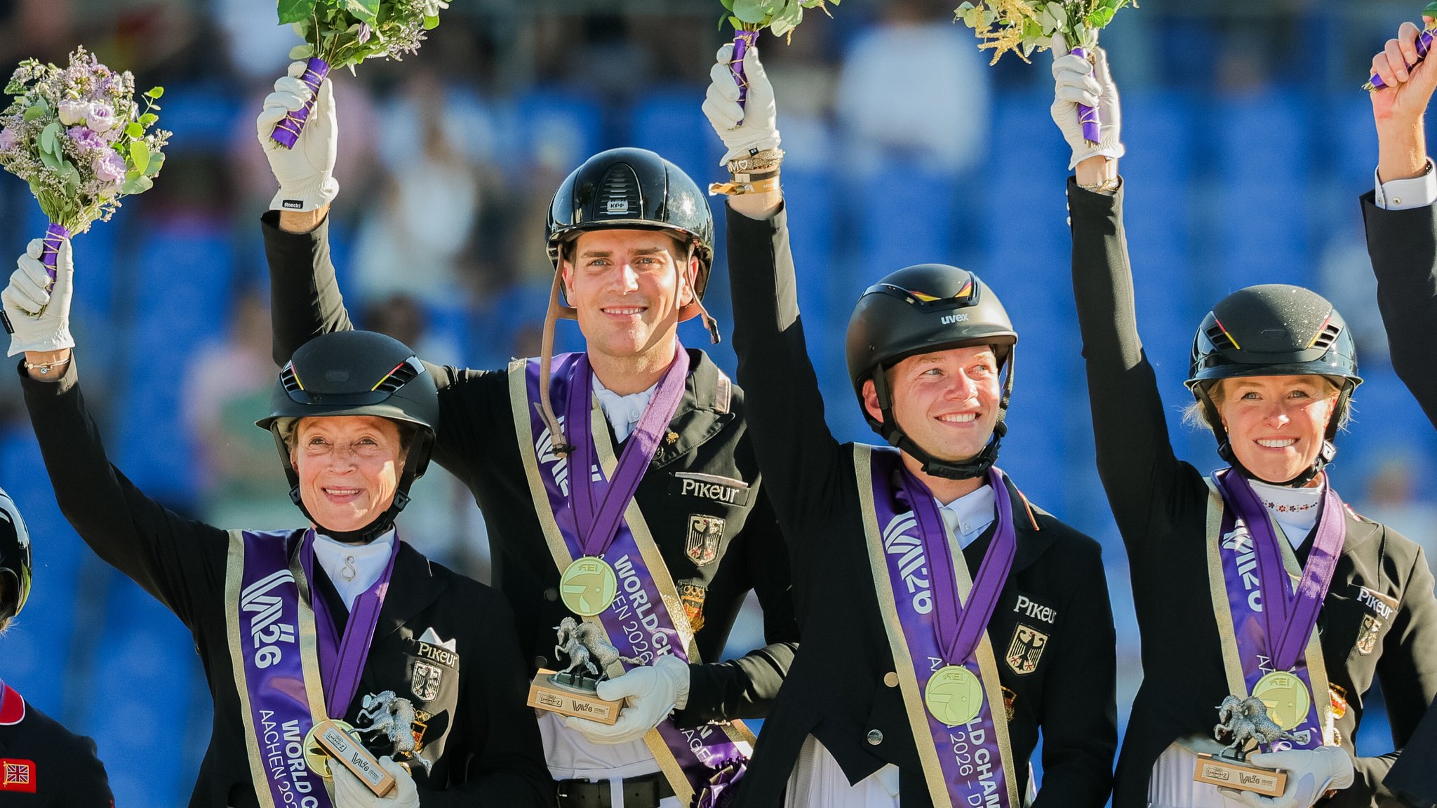 Bayerisches Gold: Reiter Raphael Netz (2.v.r.) | Bild: picture-alliance/dpa Bayerisches Gold: Reiter Raphael Netz (2.v.r.)