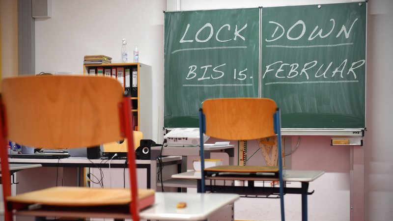 Leeres Klassenzimmer, auf der Tafel steht "Lockdown bis 15. Februar".