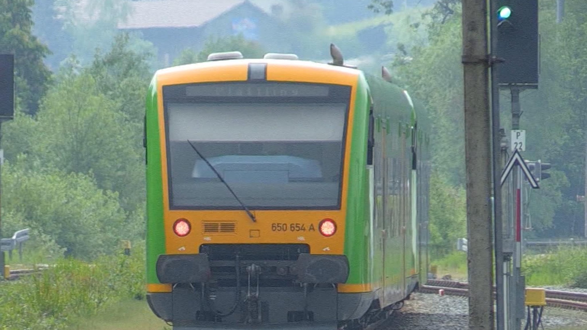 Zug auf der Strecke Viechtach-Gotteszell (Archivbild)