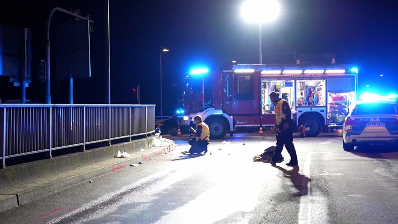 Ein mutmaßlicher 24-jähriger Schleuser aus Georgien, floh am Samstagabend vor einer Polizeikontrolle, schleuderte in einer Linkskurve gegen den rechten Fahrbahnrand und erfasste hier sechs Menschen, die teilweise schwer verletzt wurden.