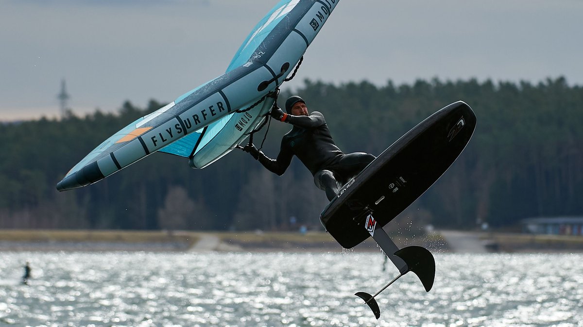 Florian Gruber fliegt mit einem Wingfoil über den Brombachsee.