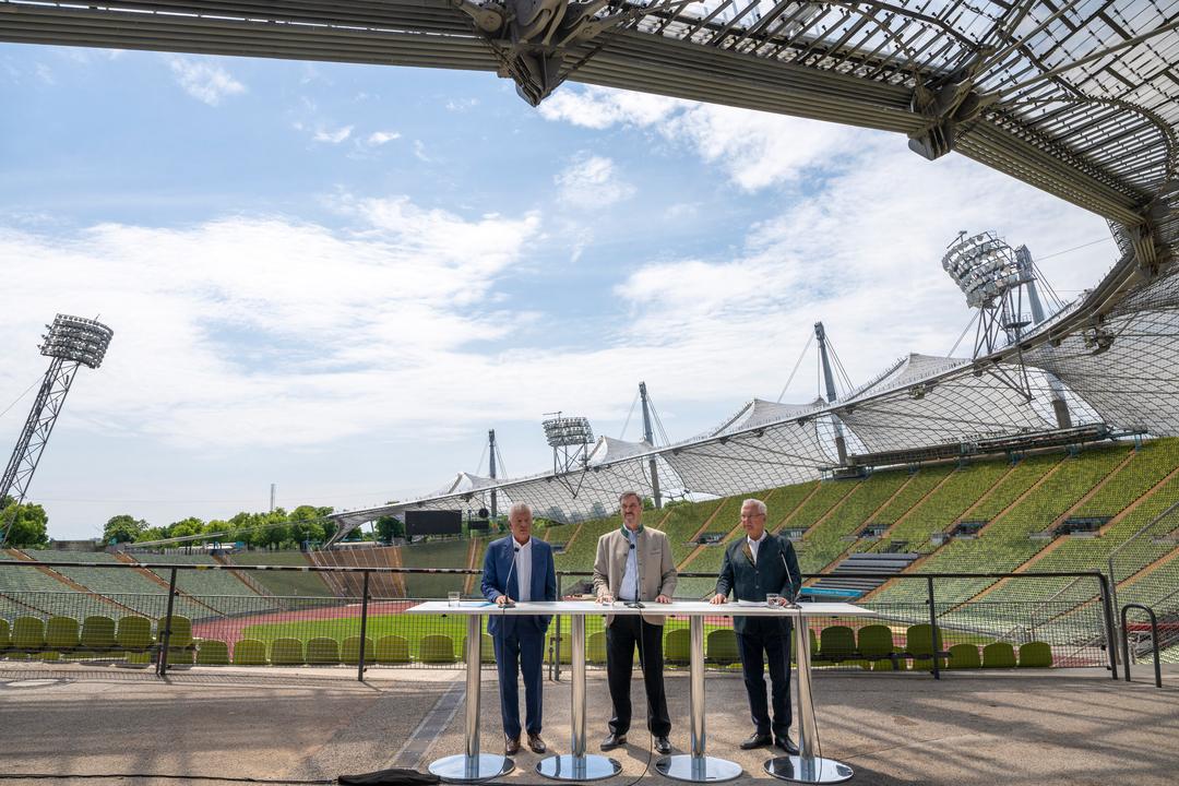 Dieter Reiter (l-r,SPD), Oberbürgermeister von München, Markus Söder (CSU), Ministerpräsident von Bayern, und Joachim Herrmann (CSU), Staatsminister des Innern, für Sport und Integration, stehen nach der Sitzung des bayerischen Kabinetts, im Zuschauerbereich des Olympiastadions. 