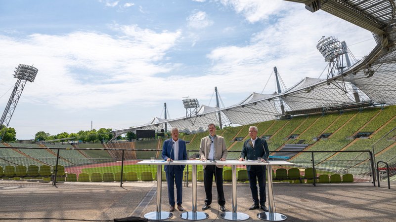 Dieter Reiter (l-r,SPD), Oberbürgermeister von München, Markus Söder (CSU), Ministerpräsident von Bayern, und Joachim Herrmann (CSU), Staatsminister des Innern, für Sport und Integration, stehen nach der Sitzung des bayerischen Kabinetts, im Zuschauerbereich des Olympiastadions. | Bild: dpa-Bildfunk/Peter Kneffel Dieter Reiter (l-r,SPD), Oberbürgermeister von München, Markus Söder (CSU), Ministerpräsident von Bayern, und Joachim Herrmann (CSU), Staatsminister des Innern, für Sport und Integration, stehen nach der Sitzung des bayerischen Kabinetts, im Zuschauerbereich des Olympiastadions.