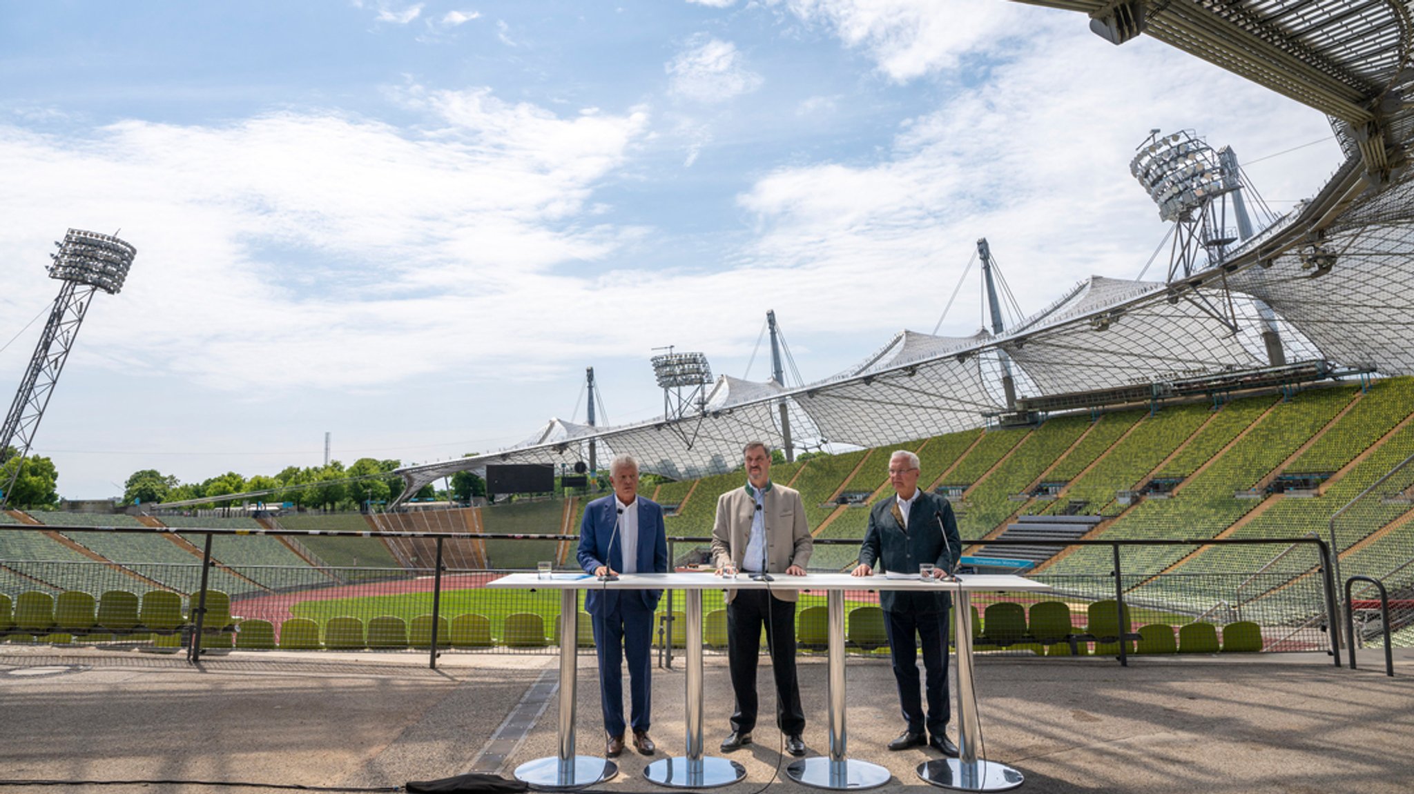 Dieter Reiter (l-r,SPD), Oberbürgermeister von München, Markus Söder (CSU), Ministerpräsident von Bayern, und Joachim Herrmann (CSU), Staatsminister des Innern, für Sport und Integration, stehen nach der Sitzung des bayerischen Kabinetts, im Zuschauerbereich des Olympiastadions. 