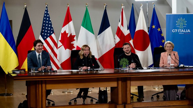 Die G7-Vertreter: Kanadas Premier Trudeau, Italiens Regierungschefin Meloni neben Präsident Selenskyj und EU-Kommissionschefin von der Leyen | Bild:picture alliance / ANSA | FILIPPO ATTILI