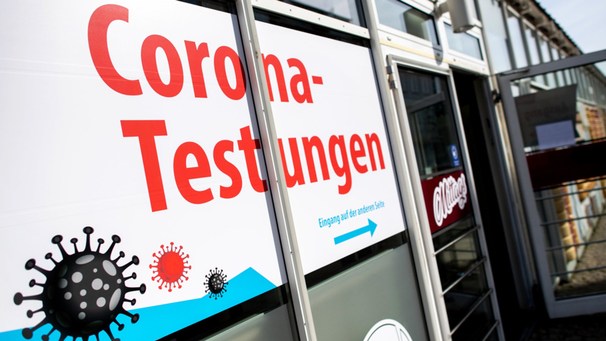 Corona-Schnelltests: Ein Schaufenster ist mit der Aufschrift "Corona-Testungen" beklebt.