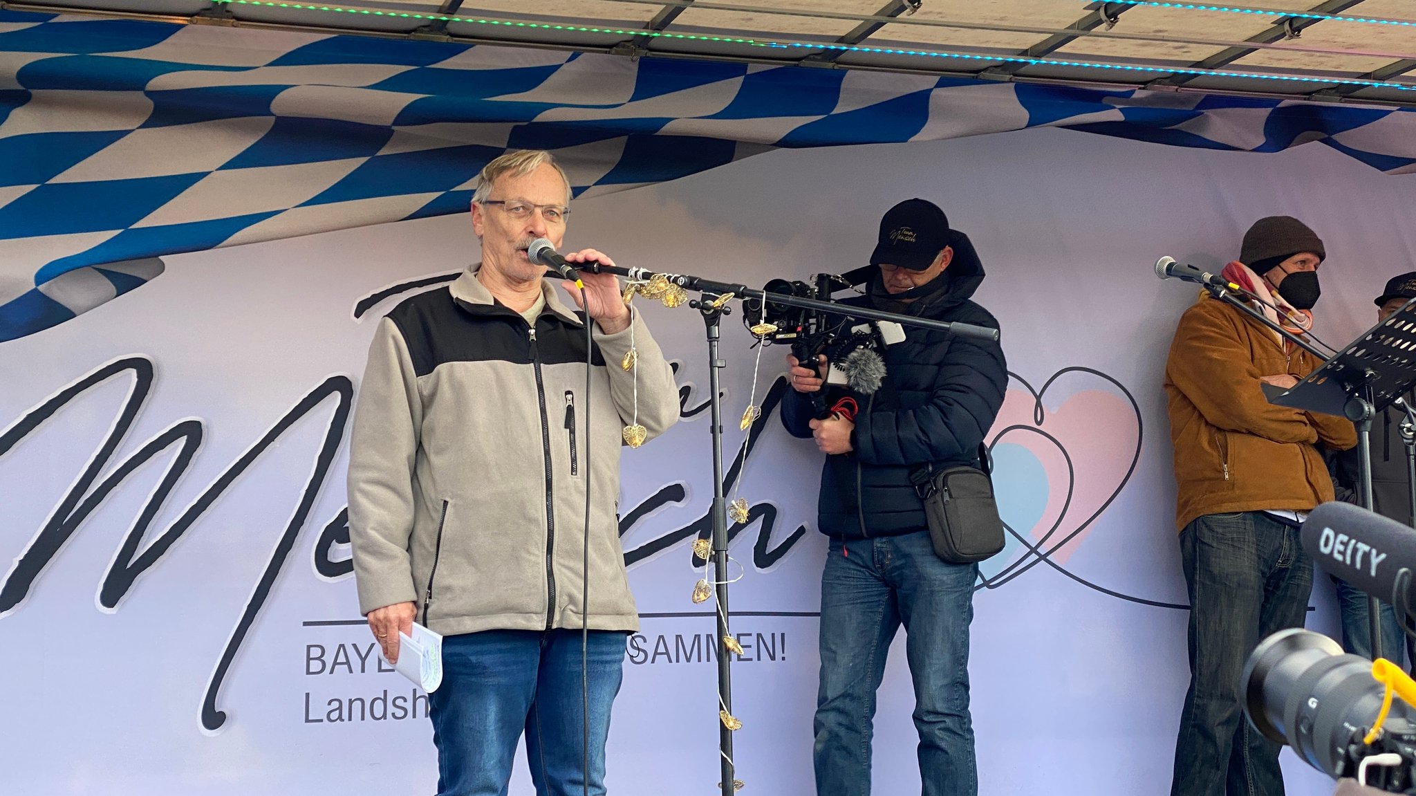 Maximilian Eder als Redner bei einer Kundgebung in Nürnberg im Januar 2022.