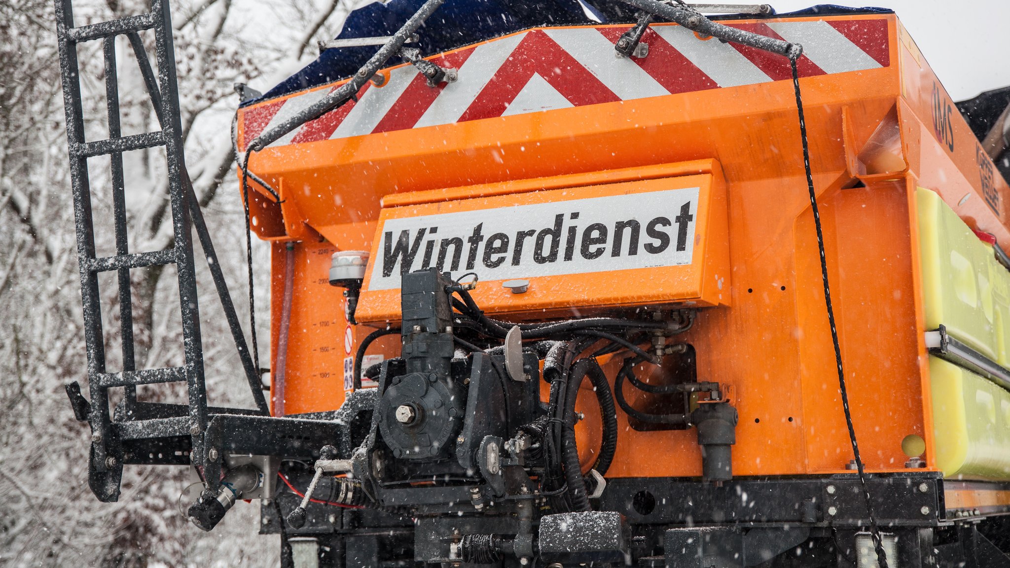 Ein stehendes Winterdienst-Fahrzeug