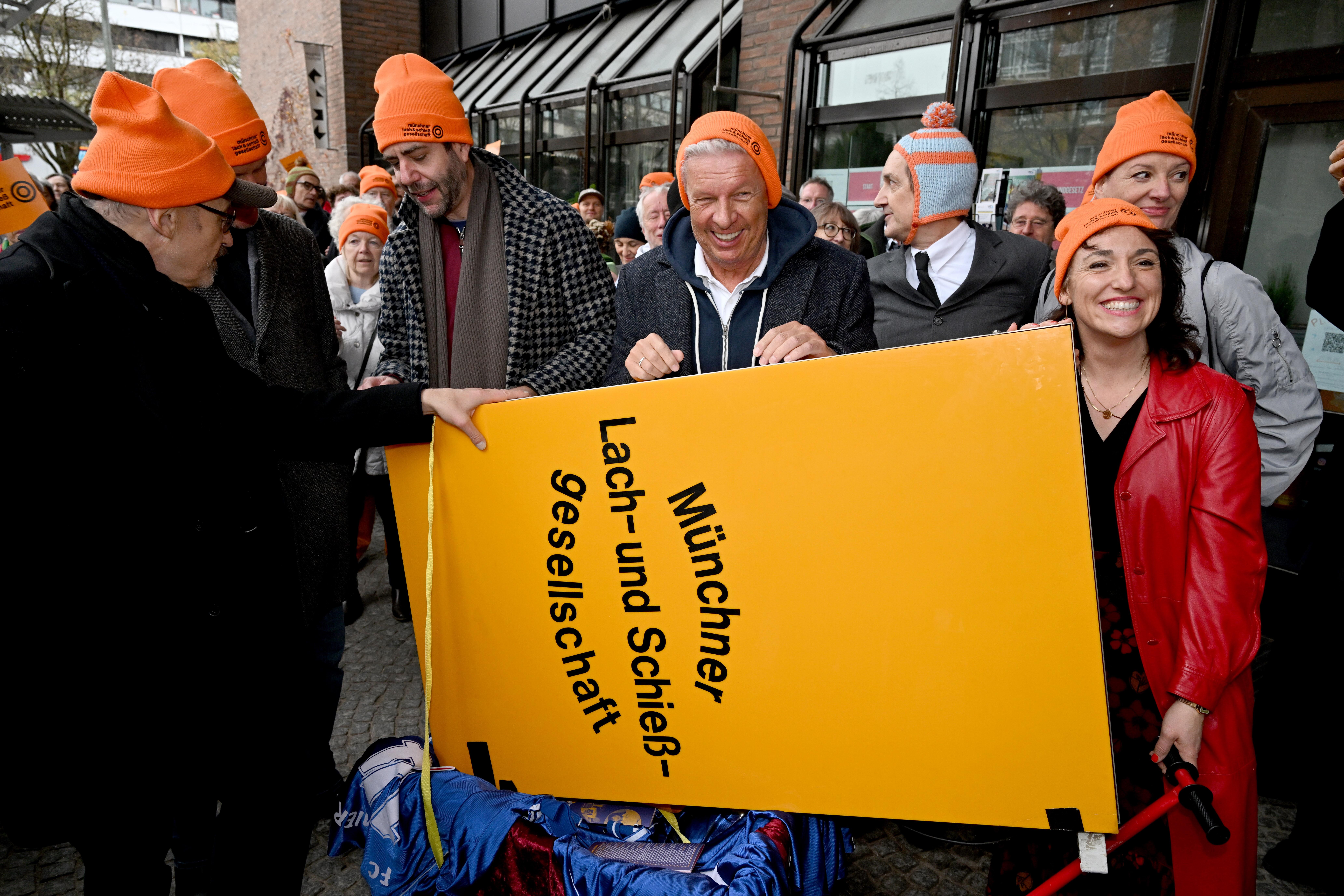 Josef Hader (l.), Claus von Wagner, Oberbürgermeister Dieter Reiter (u.a.) beim sonntäglichen Umzug der Lach- und Schieß.