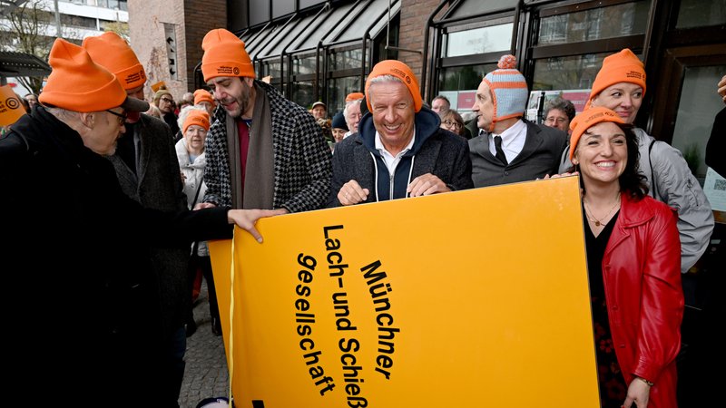 Josef Hader (l.), Claus von Wagner, Oberbürgermeister Dieter Reiter (u.a.) beim sonntäglichen Umzug der Lach- und Schieß. | Bild: picture alliance/dpa | Felix Hörhager Josef Hader (l.), Claus von Wagner, Oberbürgermeister Dieter Reiter (u.a.) beim sonntäglichen Umzug der Lach- und Schieß.