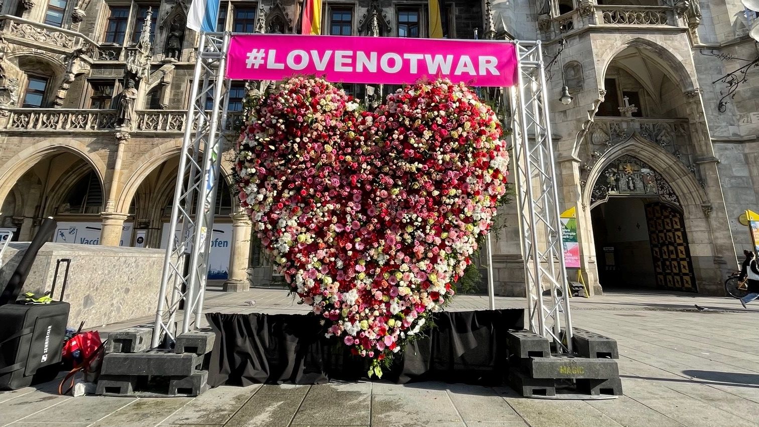 Μόναχο: Οι ανθοπώλες φτιάχνουν τεράστιες καρδιές από λουλούδια 1