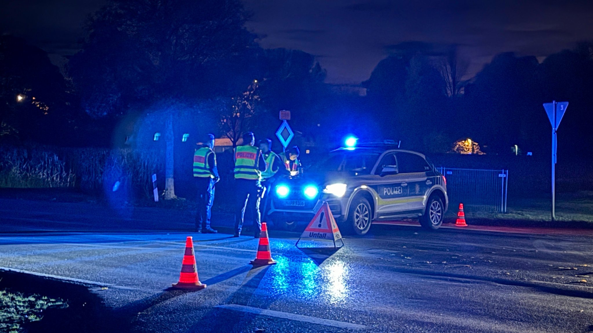 Einsatzkräfte der Polizei stehen an einer abgesperrten Straße. In Erding ist es am Mittwochabend zu einem größeren Polizeieinsatz gekommen. Worum es sich genau handelte, war zunächst unklar. Es seien zahlreiche Polizeikräfte und ein Hubschrauber vor Ort, teilte die Polizei mit. Im Umkreis der Einsatzstelle gebe es Verkehrssperrungen. Es besteht den Angaben zufolge keine Gefahr für die Bevölkerung. | Bild: dpa-Bildfunk/Friedrich Einsatzkräfte der Polizei stehen an einer abgesperrten Straße. In Erding ist es am Mittwochabend zu einem größeren Polizeieinsatz gekommen. Worum es sich genau handelte, war zunächst unklar. Es seien zahlreiche Polizeikräfte und ein Hubschrauber vor Ort, teilte die Polizei mit. Im Umkreis der Einsatzstelle gebe es Verkehrssperrungen. Es besteht den Angaben zufolge keine Gefahr für die Bevölkerung.
