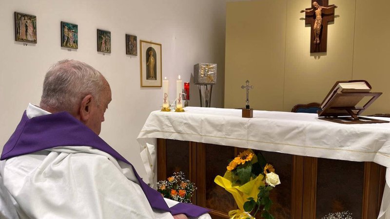 Erstes Foto vom Papst nach seiner Krankenhauseinlieferung vor gut einem Monat: Franziskus feiert am 16. 3. die Heilige Messe in der Kapelle der Wohnung in der zehnten Etage der Gemelli-Klinik mit. | Bild: picture alliance / SIPA | Holy See Press Office Erstes Foto vom Papst nach seiner Krankenhauseinlieferung vor gut einem Monat: Franziskus feiert am 16. 3. die Heilige Messe in der Kapelle der Wohnung in der zehnten Etage der Gemelli-Klinik mit.