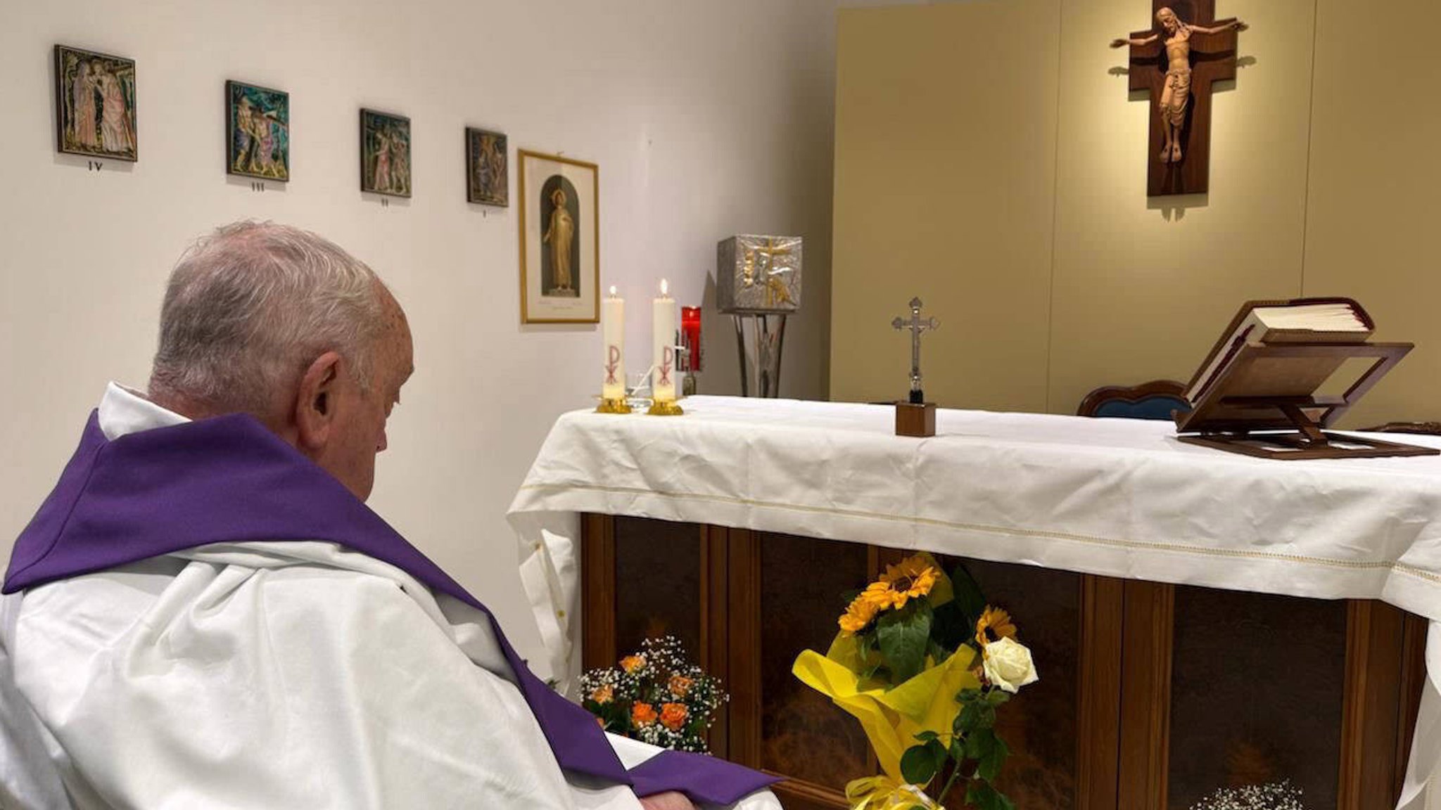 Erstes Foto vom Papst nach seiner Krankenhauseinlieferung vor gut einem Monat: Franziskus feiert am 16. 3. die Heilige Messe in der Kapelle der Wohnung in der zehnten Etage der Gemelli-Klinik mit.