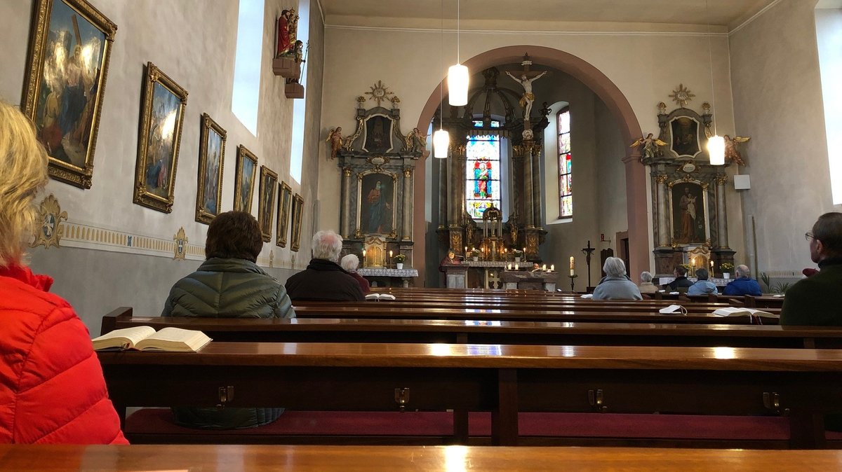 Gut 40 Gläubige besuchen den Werktags-Gottesdienst in Greußenheim.