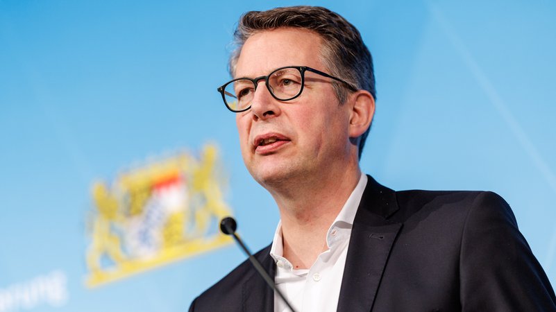 Kunstminister Markus Blume (CSU) spricht von einer "Kampagne gegen die Bayerischen Staatsgemäldesammlungen". | Bild: Picture Alliance/dpa/Matthias Balk Kunstminister Markus Blume (CSU) spricht von einer "Kampagne gegen die Bayerischen Staatsgemäldesammlungen".