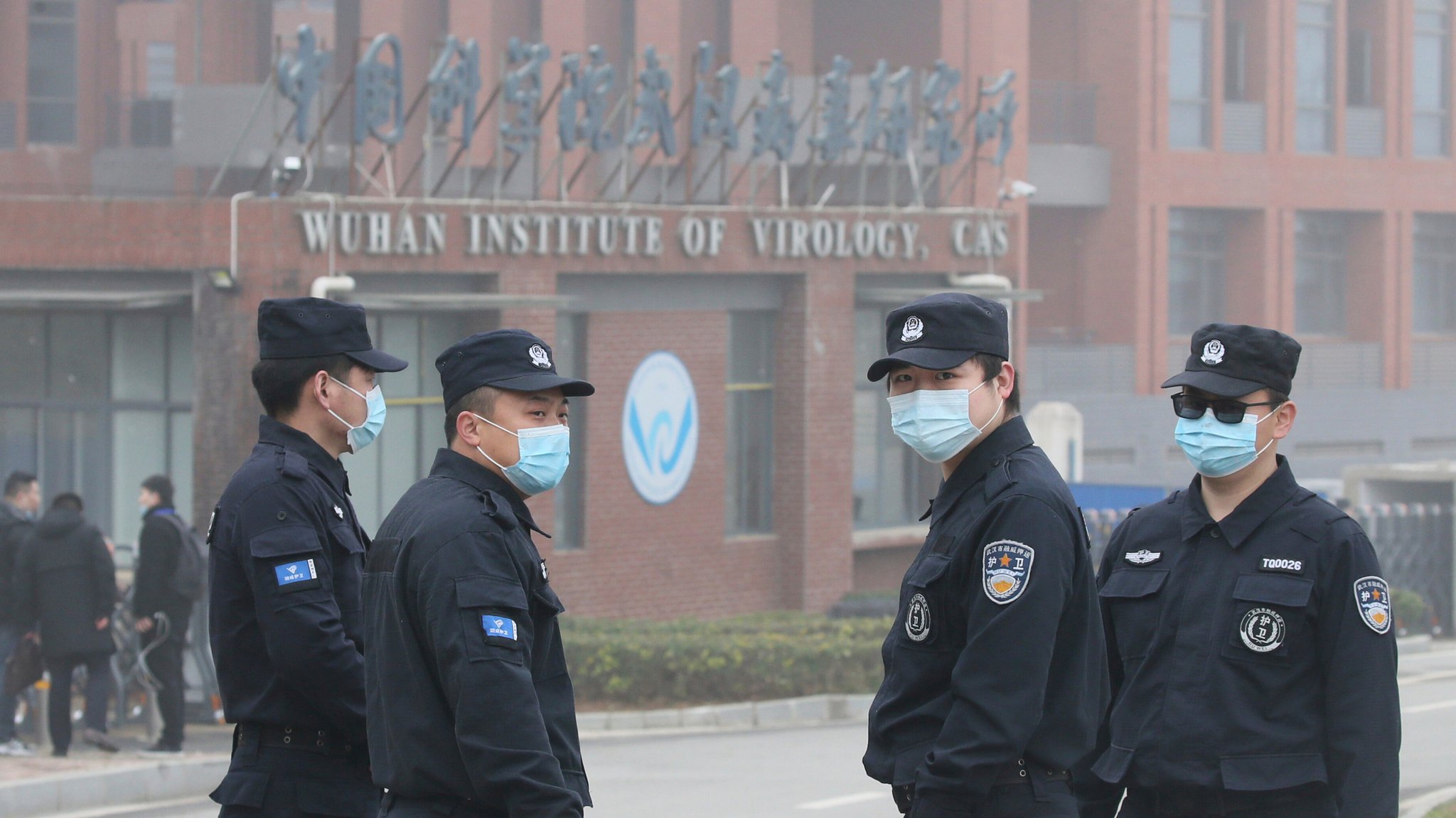 Archivbild: Polizisten am Wuhan-Institut für Virologie