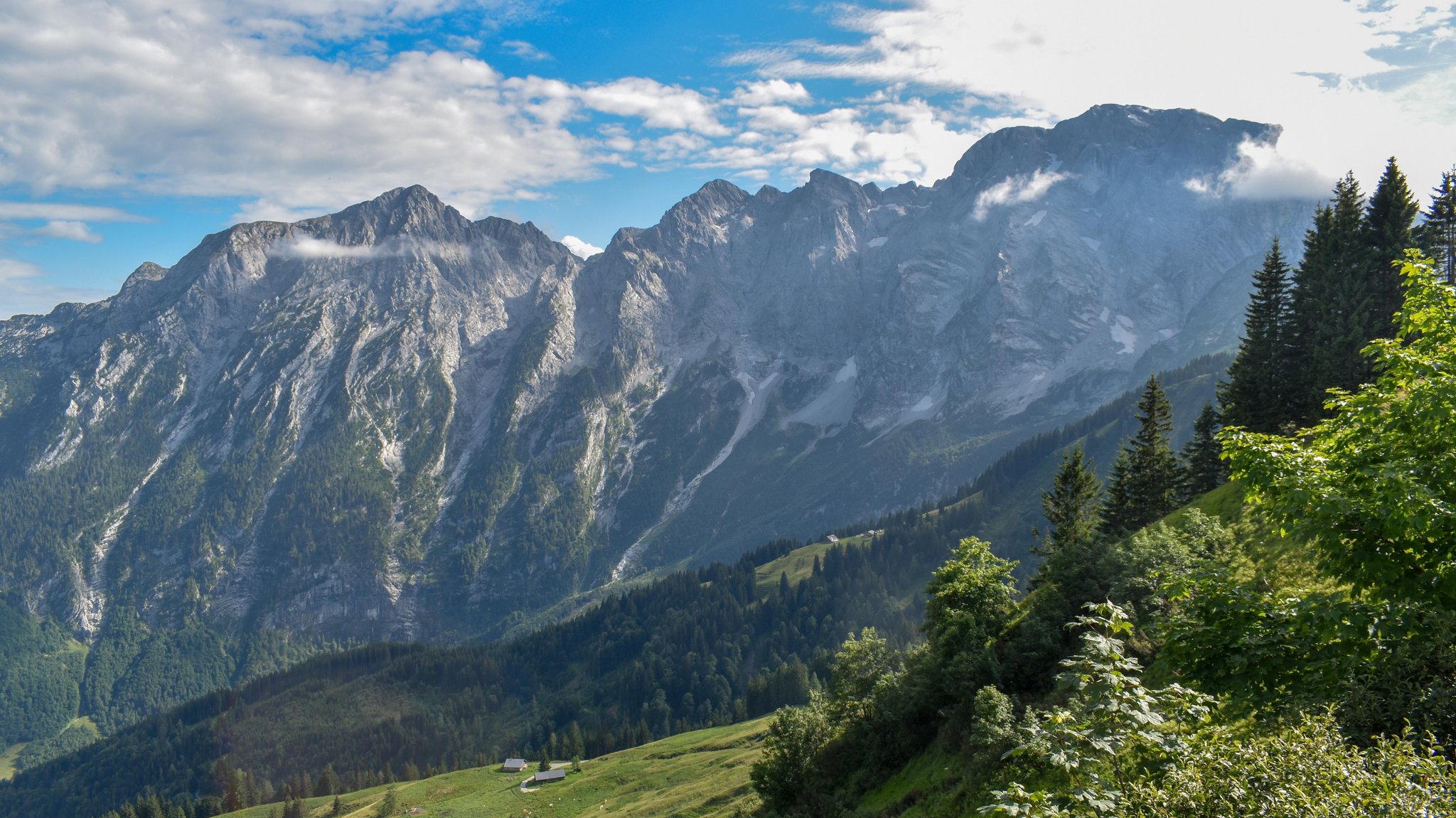 Blick von der Rossfeldpanoramastraße bei Berchtesgaden auf den Hohen Göll 