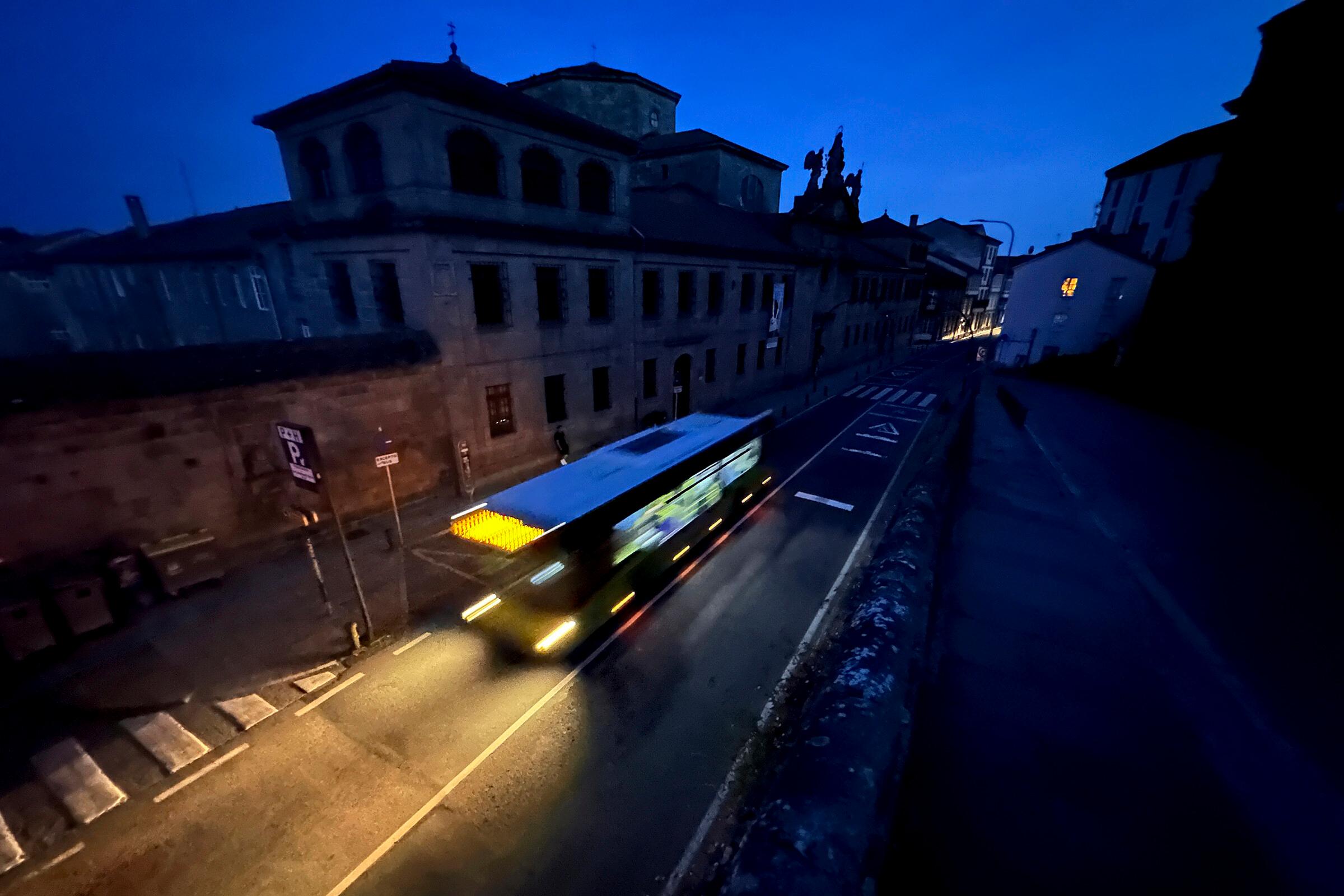 Blackout 2025 in Spanien: Die Ursachen für den Stromausfall erfordern auch Deutschland Maßnahmen, um hierzulande solche Stromausfälle zu verhindern - sagen Fachleute. Im Foto: Ein Bus fährt durch die vom Blackout betroffene spanische Stadt Santiago am 28.4.2025.